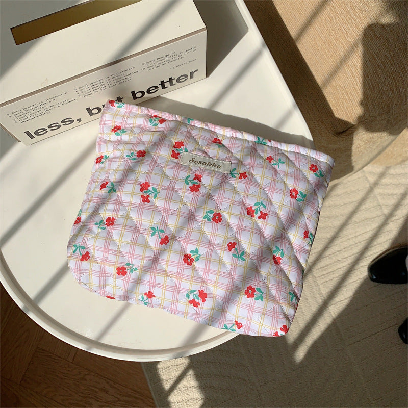 Cartoon Floral Little Bear Quilted Lined Clutch Portable High-Capacity Organizer Womens Makeup Bag