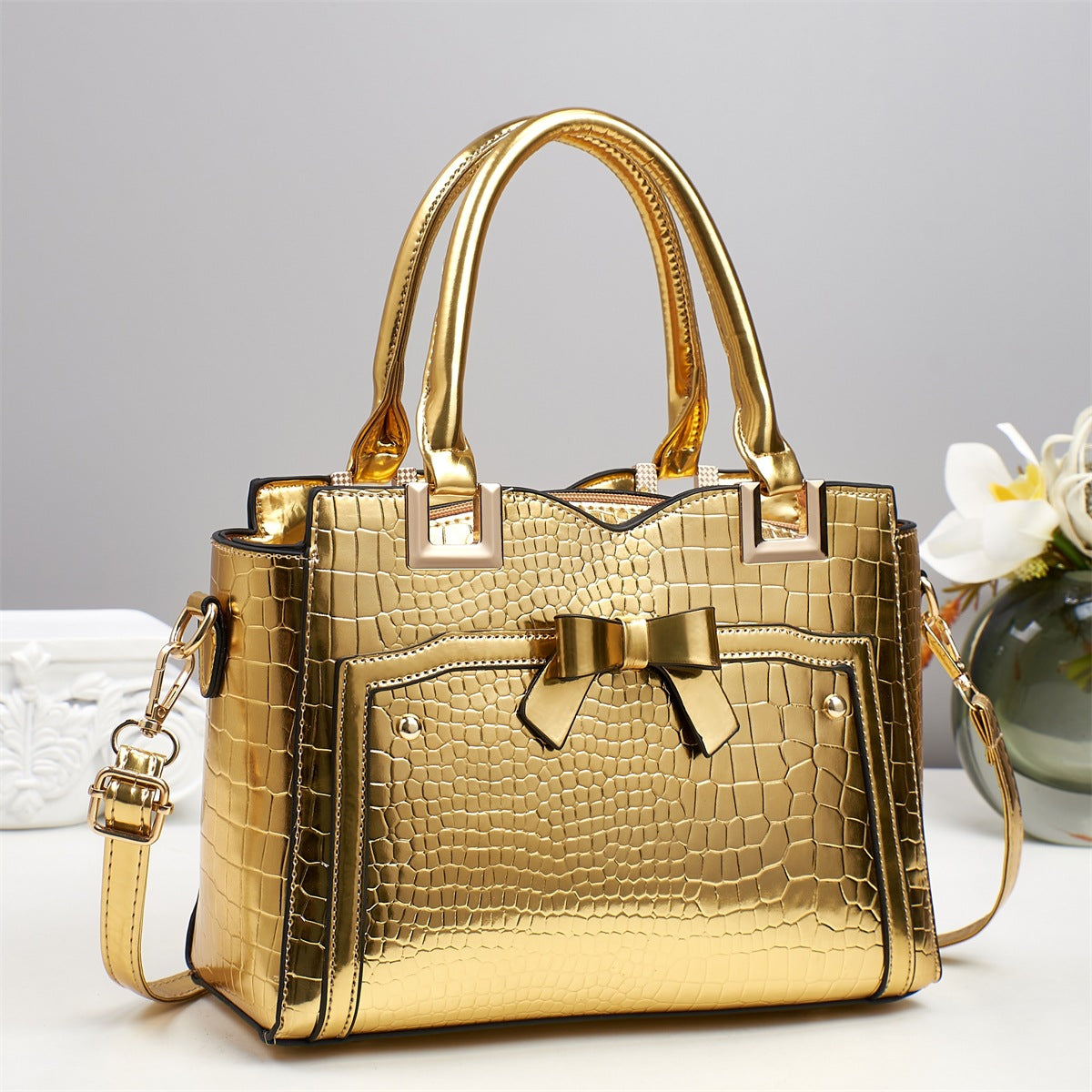 Sleek, Stylish Tote And Clutch Set For Women With A Large Capacity