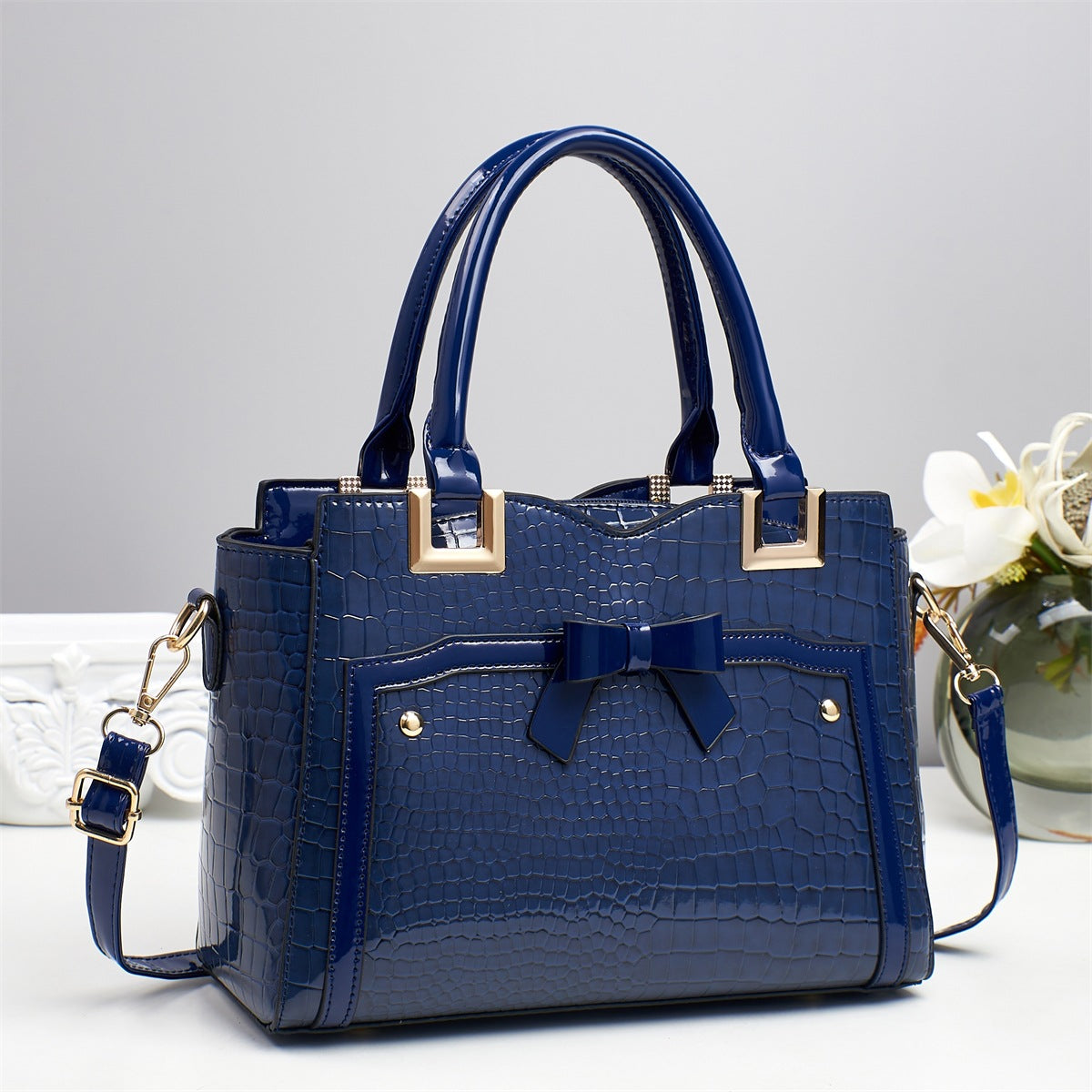 Sleek, Stylish Tote And Clutch Set For Women With A Large Capacity