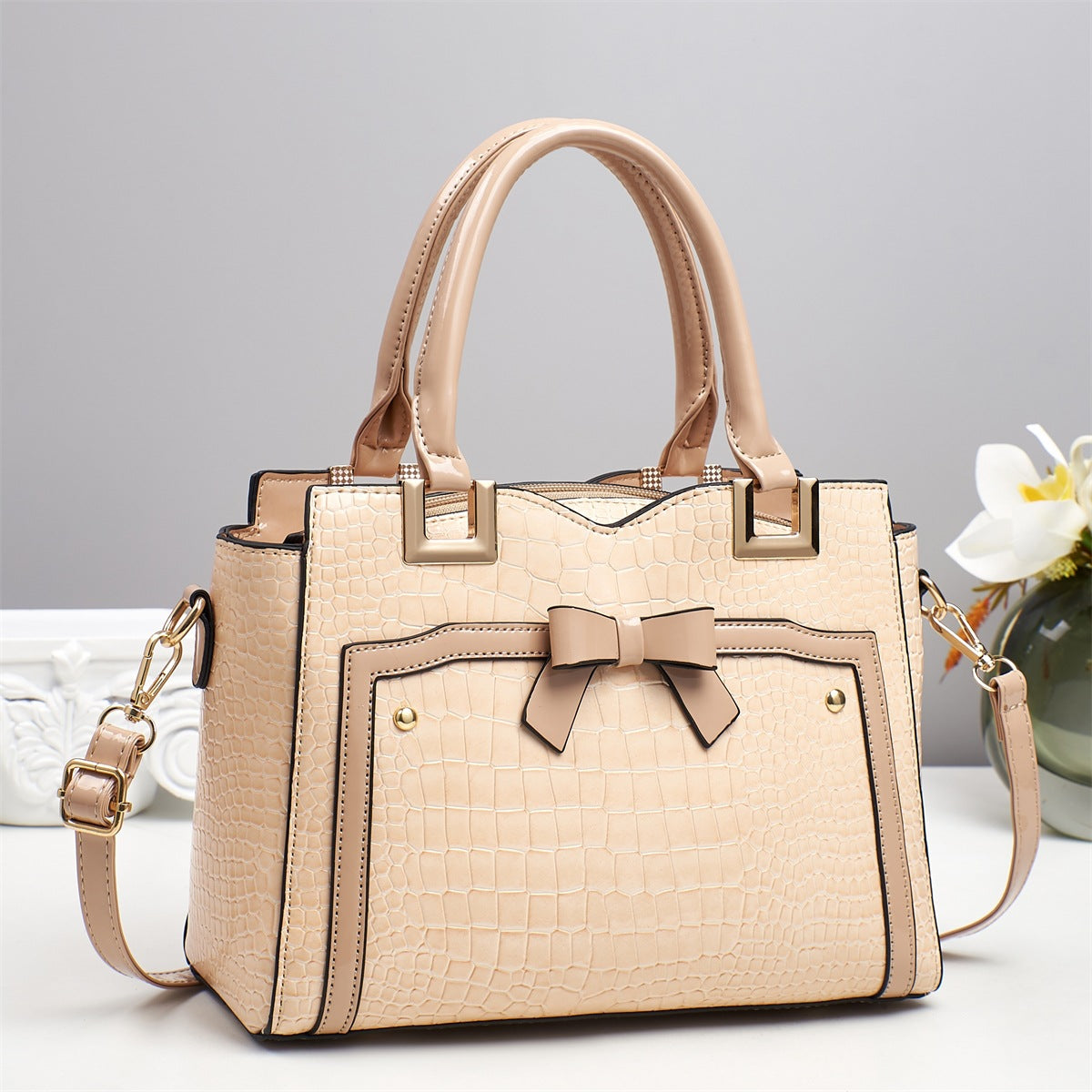 Sleek, Stylish Tote And Clutch Set For Women With A Large Capacity