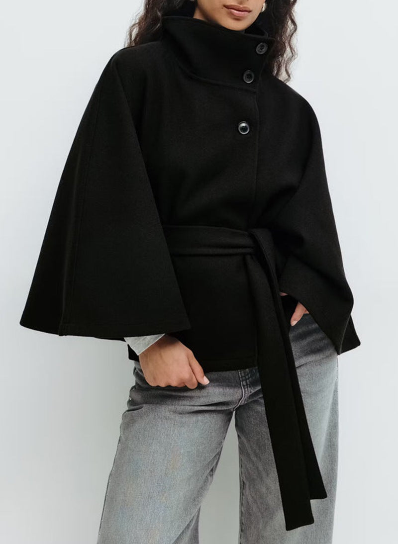 Manteau d'hiver à col montant et manches chauve-souris avec ceinture tendance.