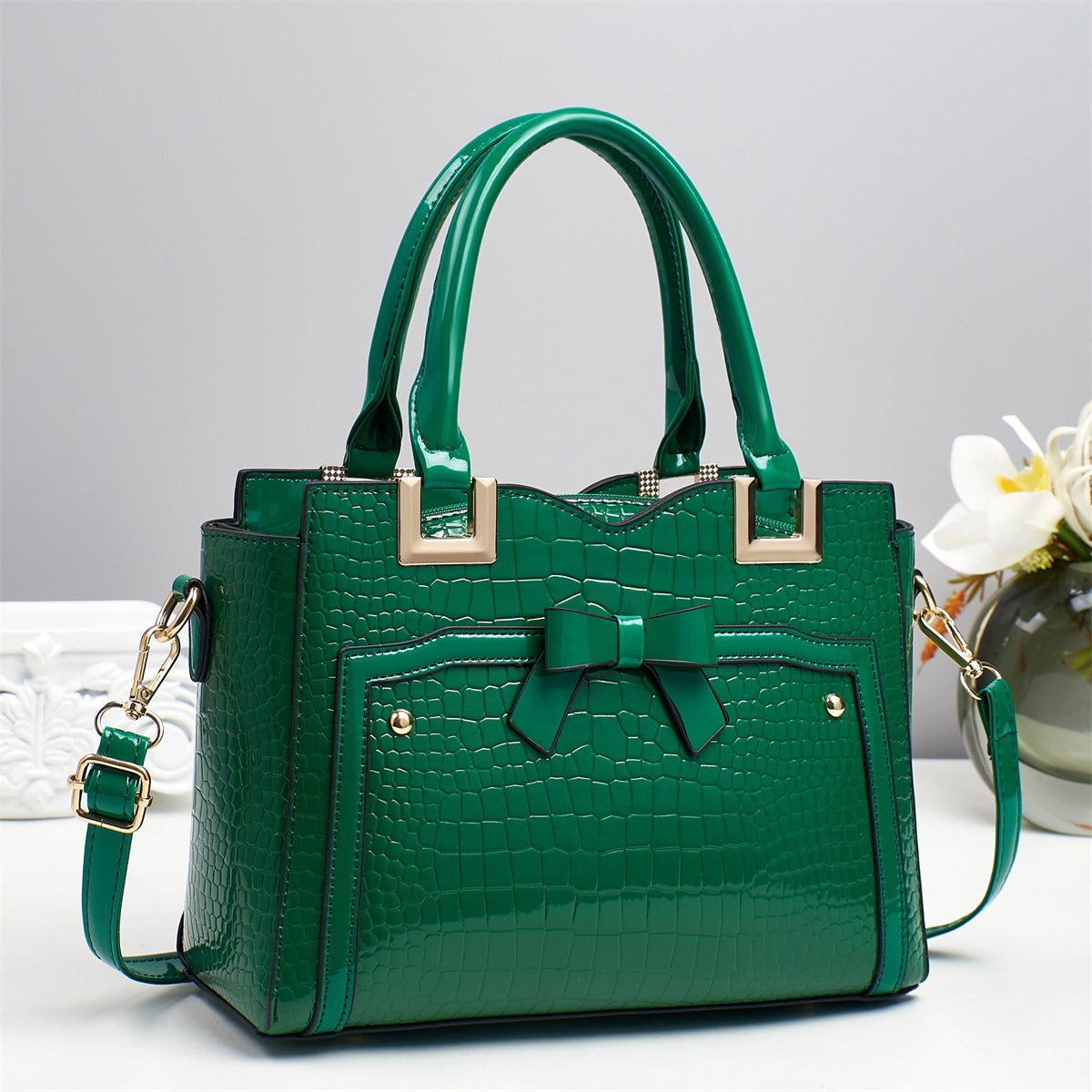 Sleek, Stylish Tote And Clutch Set For Women With A Large Capacity